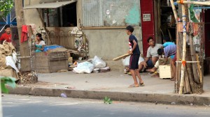 Street scene with kids playing cricket in Kolkata