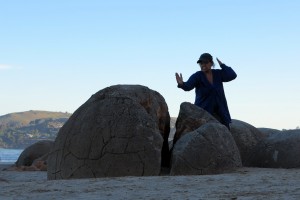 2014.12.15 Hiyyya-SJ-at-moeraki-Boulders-Oamaru-New-Zealand  