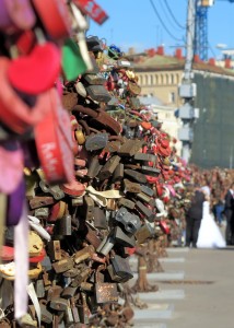 2015.10.3 Wedding-Couple-fastening-lock-at-Bolotnaya-Square-Moscow-Russia 